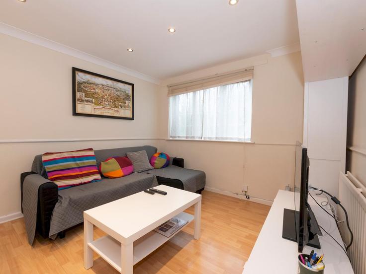 Sala de estar elegantemente projetada com móveis modernos em um apartamento no Building Ruddstreet Close - passthekeyss - 1235390 - LON em Royal Borough of Greenwich, London