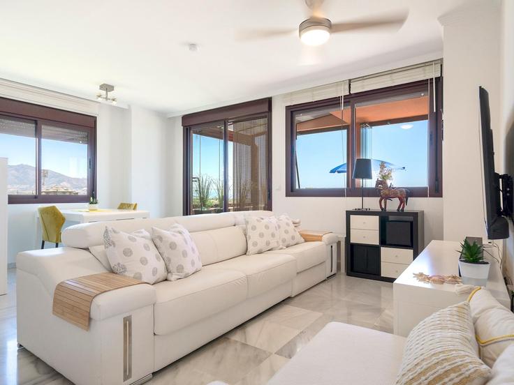 Elegante sala de estar con mobiliario moderno en un apartamento en Building Calle Doma - passthekeyss - 1253931 - MLG en Las Lagunas de Mijas, Las Lagunas de Mijas Elegante sala de estar con mobiliario moderno en un apartamento en Building Calle Doma - passthekeyss - 1253931 - MLG en Las Lagunas de Mijas, Las Lagunas de Mijas