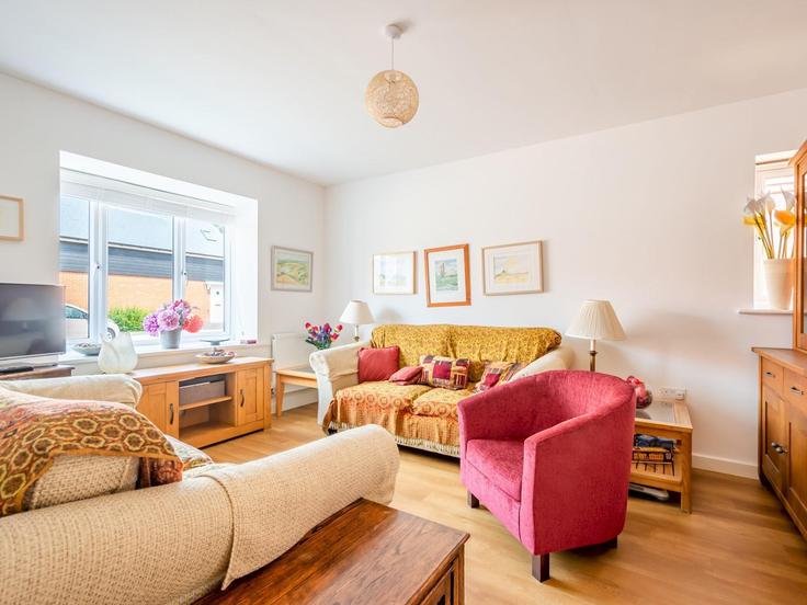 Sala de estar elegantemente projetada com móveis modernos em um apartamento no Building Mill Lane - passthekeyss - 1232895 em Ashford District, Canterbury