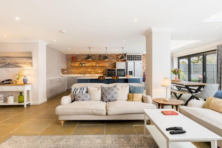 Elegante sala de estar con mobiliario moderno en un apartamento en Building Cromwell Lane - passthekeyss - 1367391 en Warwick District, Coventry