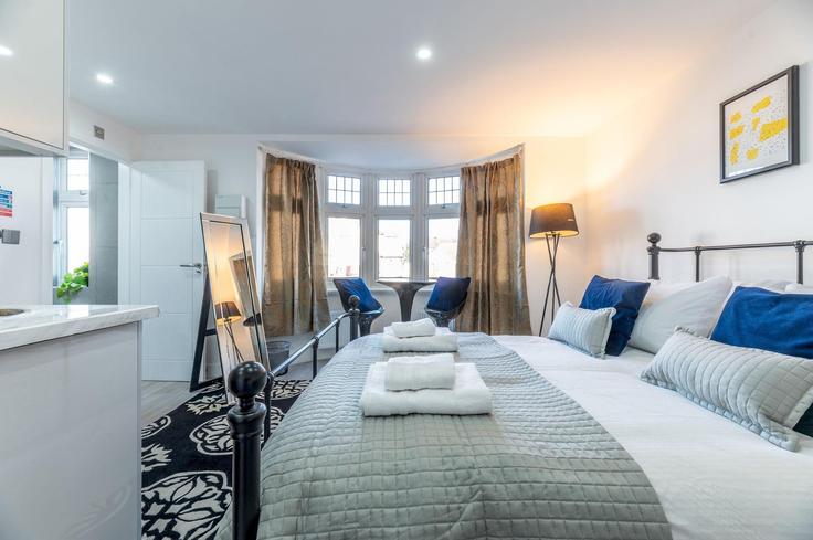 Epsom Epsom and Ewell District에 위치한 Kingston Road 1391414P의 가구가 완비된 스튜디오 유닛, 사진 1