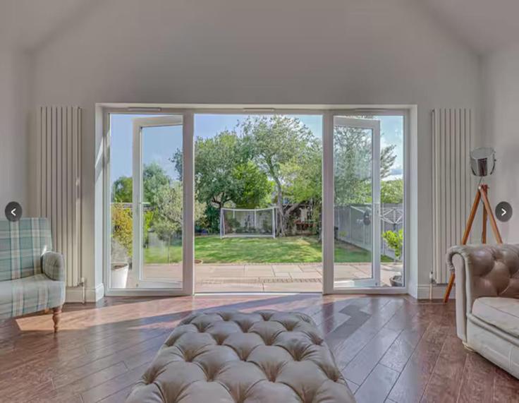 Sala de estar elegantemente projetada com móveis modernos em um apartamento no Building Park View Drive - passthekeyss - 1371907 em Leigh-on-Sea, Leigh-on-Sea