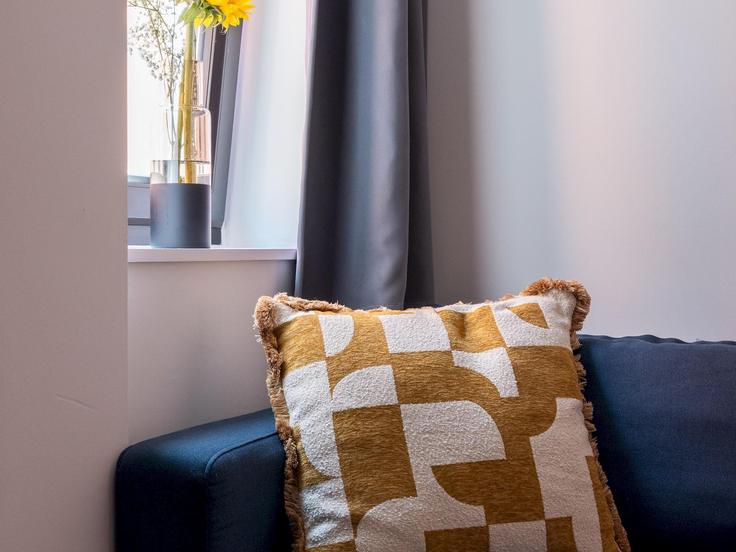 Sala de estar elegantemente projetada com móveis modernos em um apartamento no Building Brayford Wharf North - passthekeyss - 1331343 em Lincoln District, Lincoln Sala de estar elegantemente projetada com móveis modernos em um apartamento no Building Brayford Wharf North - passthekeyss - 1331343 em Lincoln District, Lincoln