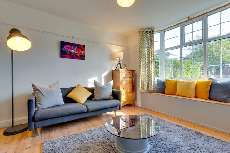 Elegant gestaltetes Wohnzimmer mit moderner Einrichtung in einer Wohnung im Building Leys Avenue - passthekeyss - 1227996 - LON in Cambridge, Cambridge Elegant gestaltetes Wohnzimmer mit moderner Einrichtung in einer Wohnung im Building Leys Avenue - passthekeyss - 1227996 - LON in Cambridge, Cambridge