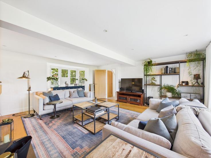 Wycombe District, High Wycombe 소재 Building Woodside Terrace - passthekeyss - 1364324 유닛에 마련된, 현대적인 가구로 꾸며진 우아한 디자인의 거실