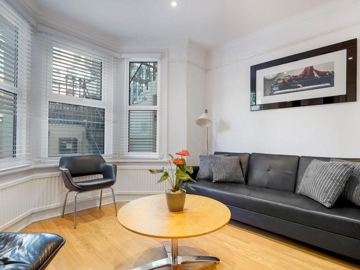 Sala de estar elegantemente projetada com móveis modernos em um apartamento no Building Medley Road - passthekeyss - 1321361 em London Borough of Camden, London