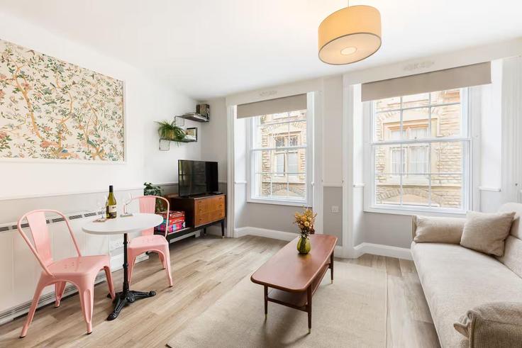 Cirencester Cotswold DistrictのBuilding Black Jack Street - passthekeyss - 1355832のアパートメントにある、モダンな家具を備えたエレガントなデザインのリビングルーム