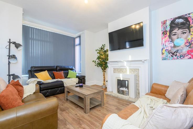 Sala de estar elegantemente projetada com móveis modernos em um apartamento no Building Derwentwater Terrace - passthekeyss - 1380189 em City of Leeds, Leeds