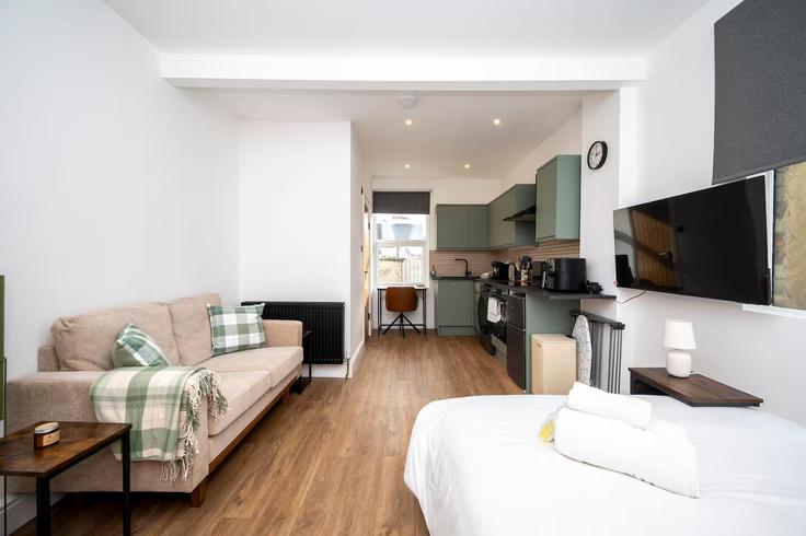 Elegante sala de estar con mobiliario moderno en un apartamento en Building Waddon Road - passthekeyss - 1345610 en London Borough of Croydon, Croydon