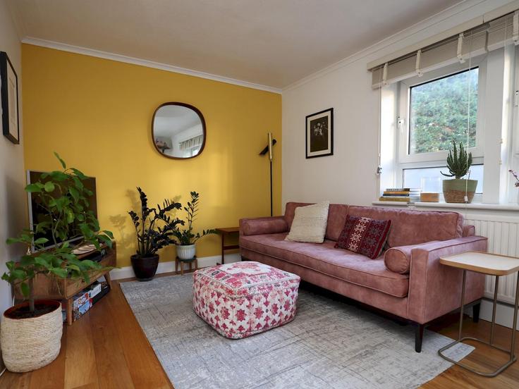 Elegante sala de estar con mobiliario moderno en un apartamento en Building Kerrison Road - passthekeyss - 1303399 - LON en London Borough of Newham, London