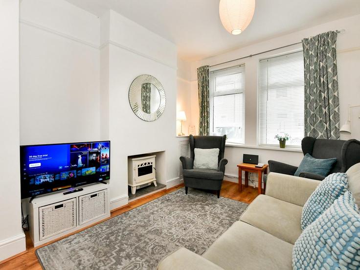 Canton, Cardiff에 위치한 Building Daisy Street - passthekeyss - 1232909 - LON 아파트의 세련된 인테리어가 돋보이는 거실 Canton, Cardiff에 위치한 Building Daisy Street - passthekeyss - 1232909 - LON 아파트의 세련된 인테리어가 돋보이는 거실