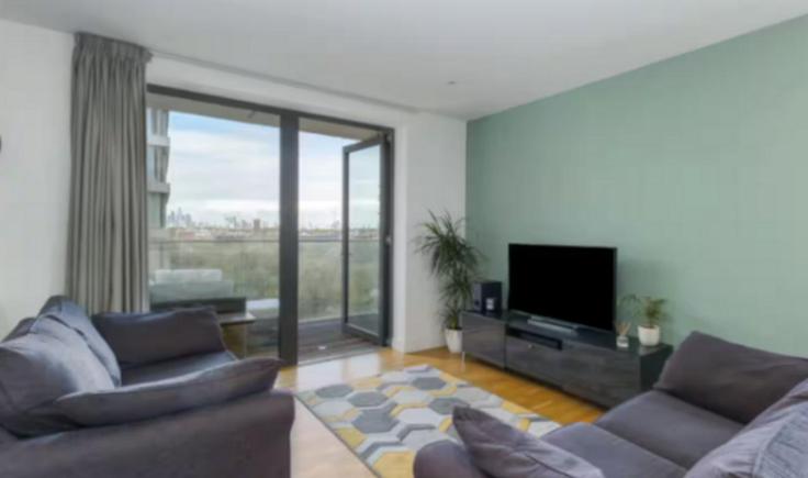 Building Ravens Walk - passthekeyss - 1345604 adresindeki bir dairede modern mobilyalarla zarif bir şekilde tasarlanmış oturma odası London Borough of Newham, London