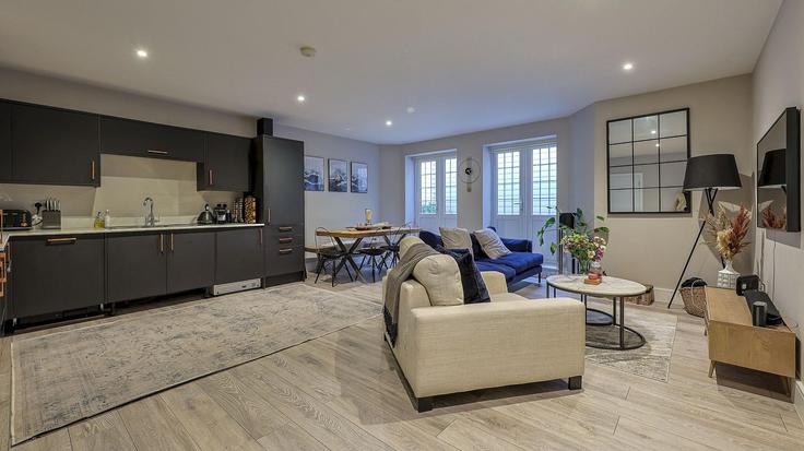 Building Tooting Bec Gardens - passthekeyss - 1403865 adresindeki bir dairede modern mobilyalarla zarif bir şekilde tasarlanmış oturma odası London Borough of Lambeth, London Building Tooting Bec Gardens - passthekeyss - 1403865 adresindeki bir dairede modern mobilyalarla zarif bir şekilde tasarlanmış oturma odası London Borough of Lambeth, London