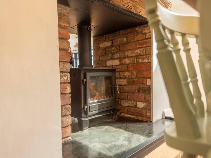 Elegant gestaltetes Wohnzimmer mit moderner Einrichtung in einer Wohnung im Building Tower Road - passthekeyss - 1226881 - LON in Newcastle-under-Lyme District, Market Drayton