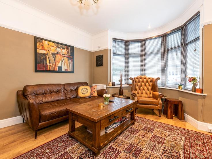 Elegante sala de estar con mobiliario moderno en un apartamento en Building Gerda Road - passthekeyss - 1235361 - LON en Royal Borough of Greenwich, London