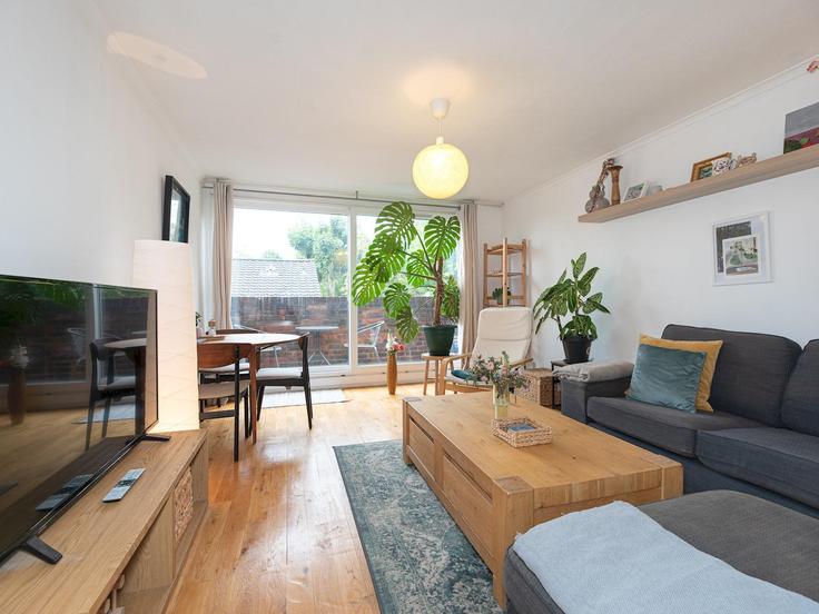 Elegant gestaltetes Wohnzimmer mit moderner Einrichtung in einer Wohnung im Building Westacott Close - passthekeyss - 1322154 in London Borough of Islington, London