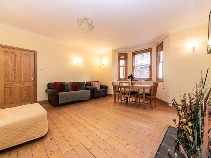 Sala de estar elegantemente projetada com móveis modernos em um apartamento no Building Parliament Hill - passthekeyss - 1233811 - LON em London Borough of Camden, London