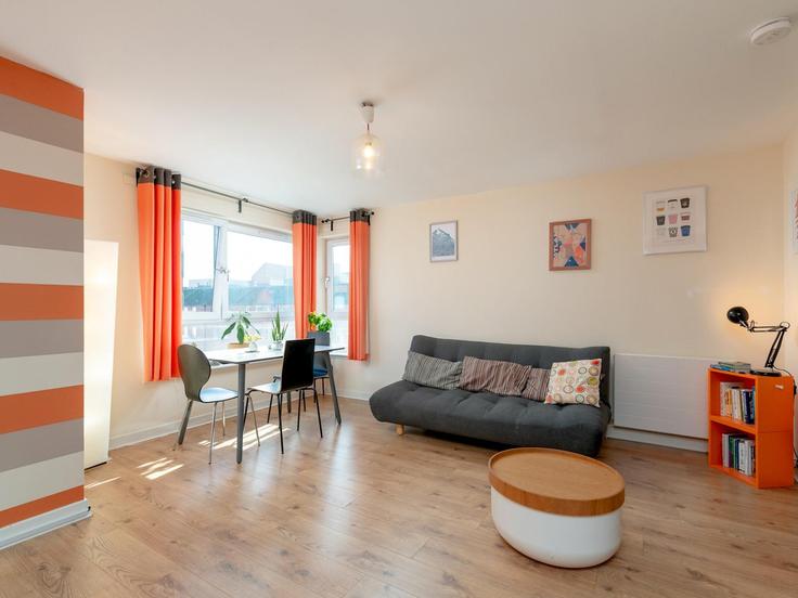 Elegant gestaltetes Wohnzimmer mit moderner Einrichtung in einer Wohnung im Building Salamander Court - passthekeyss - 1234004 - LON in Leith Links, Edinburgh