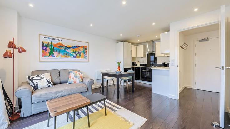 Salle de séjour élégante avec mobilier moderne dans un appartement à Building Bellefields Road - passthekeyss - 1403866 à London Borough of Lambeth, London