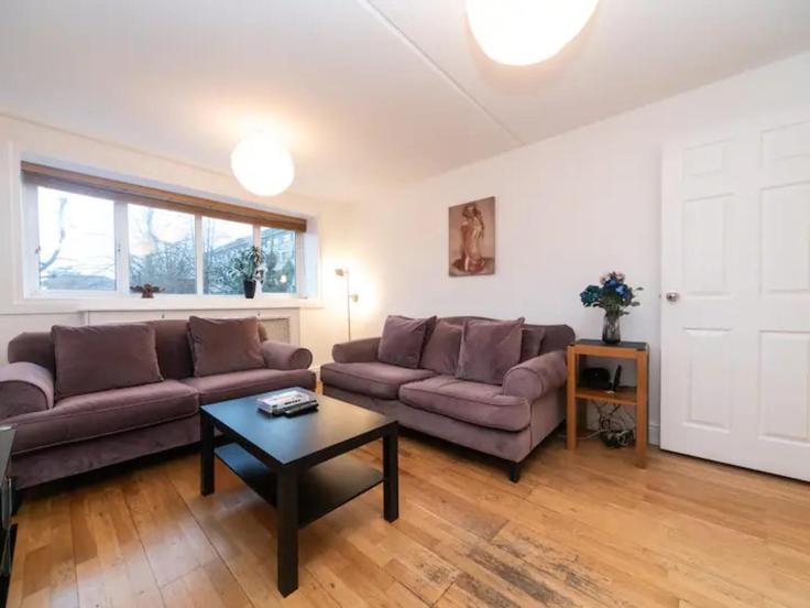 Sala de estar elegantemente projetada com móveis modernos em um apartamento no Building Jerome Crescent - passthekeyss - 1233804 - LON em City of Westminster, London