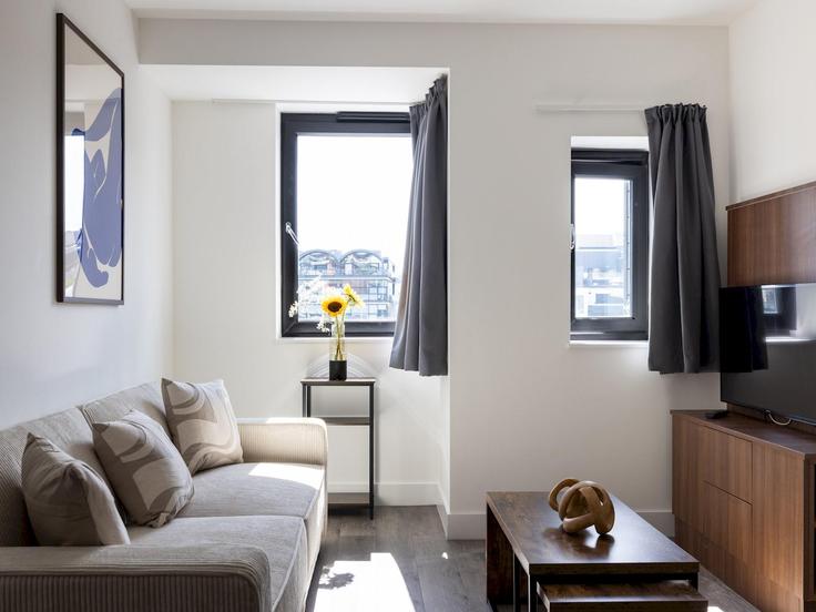 Sala de estar elegantemente projetada com móveis modernos em um apartamento no Building Brayford Wharf North - passthekeyss - 1330337 em Lincoln District, Lincoln Sala de estar elegantemente projetada com móveis modernos em um apartamento no Building Brayford Wharf North - passthekeyss - 1330337 em Lincoln District, Lincoln