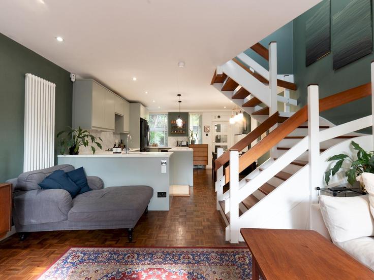 Salle de séjour élégante avec mobilier moderne dans un appartement à Building Hollymount Close - passthekeyss - 1299044 - LON à Royal Borough of Greenwich, London