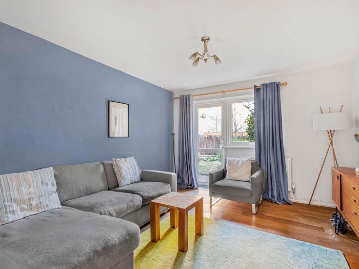 Sala de estar elegantemente projetada com móveis modernos em um apartamento no Building Winchester Close - passthekeyss - 1060212 em London Borough of Southwark, London