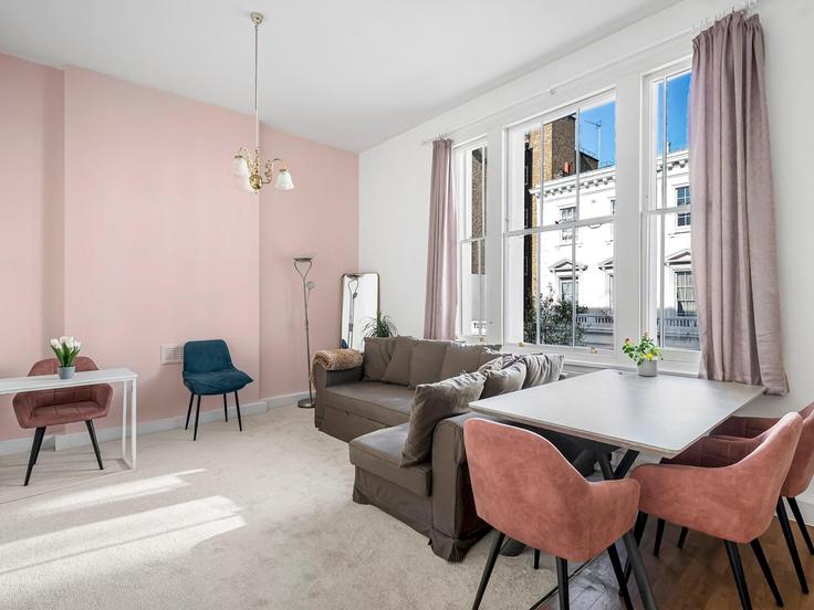 Salle de séjour élégante avec mobilier moderne dans un appartement à Building Denbigh Place - passthekeyss - 1235332 - LON à City of Westminster, London