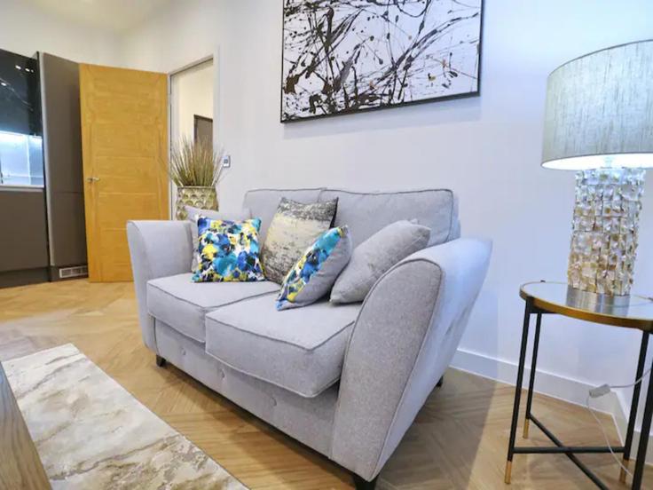 Elegante sala de estar con mobiliario moderno en un apartamento en Building Blackfriars Road - passthekeyss - 1223657 - LON en City of Salford, Salford Elegante sala de estar con mobiliario moderno en un apartamento en Building Blackfriars Road - passthekeyss - 1223657 - LON en City of Salford, Salford