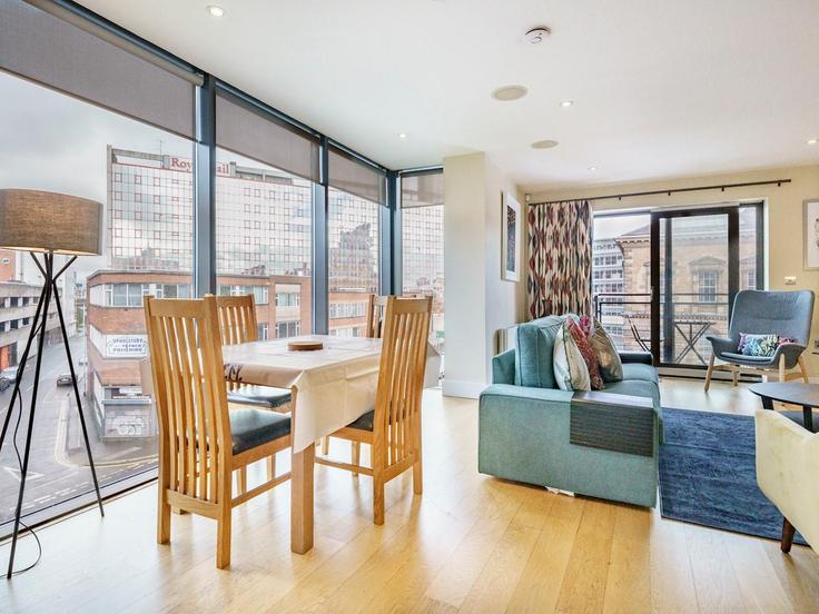 Sala de estar elegantemente projetada com móveis modernos em um apartamento no Building Donegall Quay - passthekeyss - 1232425 - LON em Belfast, Belfast