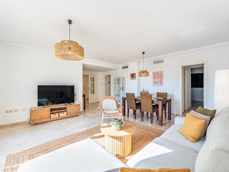 Benalmádena Rancho DomingoのBuilding Calle Concepcion Arenal - passthekeyss - 1334543のアパートメントにある、モダンな家具を備えたエレガントなデザインのリビングルーム