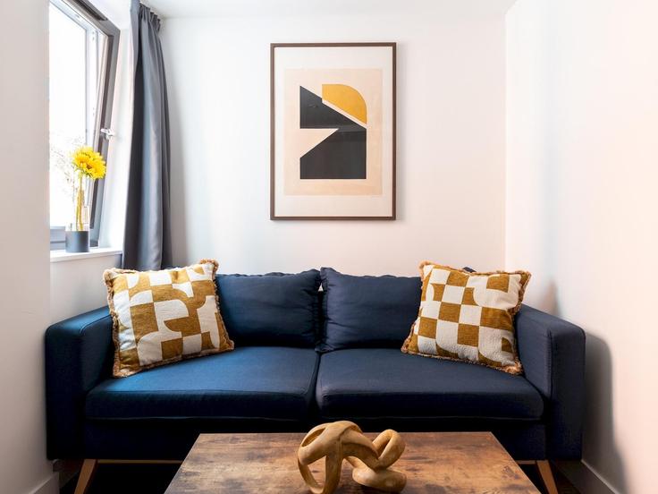 Sala de estar elegantemente projetada com móveis modernos em um apartamento no Building Brayford Wharf North - passthekeyss - 1332608 em Lincoln District, Lincoln