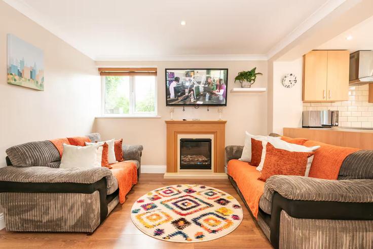 Elegante sala de estar con mobiliario moderno en un apartamento en Building Gaydon Lane - passthekeyss - 1353495 en London Borough of Barnet, London