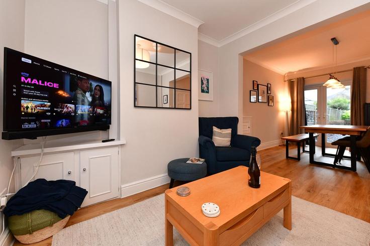 Sala de estar elegantemente projetada com móveis modernos em um apartamento no Building Glamorgan Street - passthekeyss - 1358118 em Canton, Cardiff