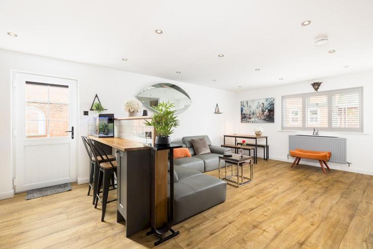 Elegante sala de estar con mobiliario moderno en un apartamento en Building New Street - passthekeyss - 1353349 en Stratford-on-Avon District, Stratford-upon-Avon