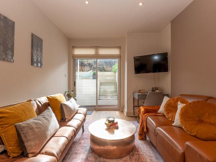 Sala de estar elegantemente projetada com móveis modernos em um apartamento no Building Comeragh Road - passthekeyss - 1332607 em London Borough of Hammersmith and Fulham, London Sala de estar elegantemente projetada com móveis modernos em um apartamento no Building Comeragh Road - passthekeyss - 1332607 em London Borough of Hammersmith and Fulham, London