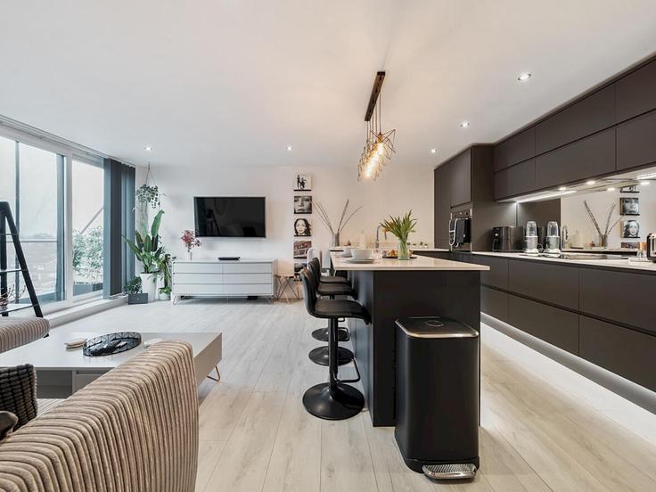 West Molesey ElmbridgeのBuilding Victoria Avenue - passthekeyss - 1234187 - LONのアパートメントにある、モダンな家具を備えたエレガントなデザインのリビングルーム