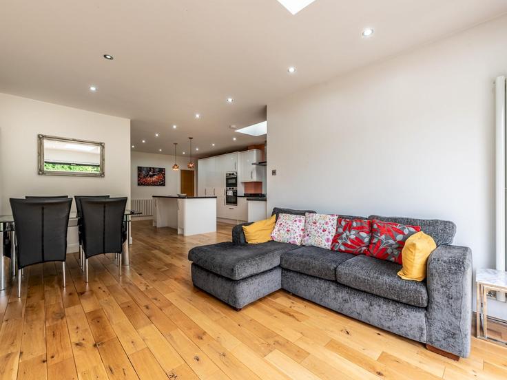 Salle de séjour élégante avec mobilier moderne dans un appartement à Building Old Farm Avenue - passthekeyss - 1235364 - LON à London Borough of Bexley, Sidcup Salle de séjour élégante avec mobilier moderne dans un appartement à Building Old Farm Avenue - passthekeyss - 1235364 - LON à London Borough of Bexley, Sidcup