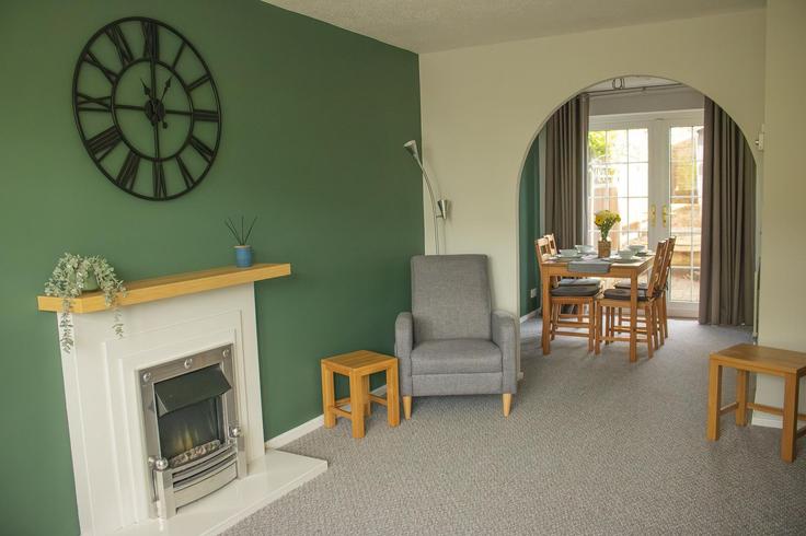 Salle de séjour élégante avec mobilier moderne dans un appartement à Building Aldersleigh Drive - passthekeyss - 1380191 à Stafford District, Stafford