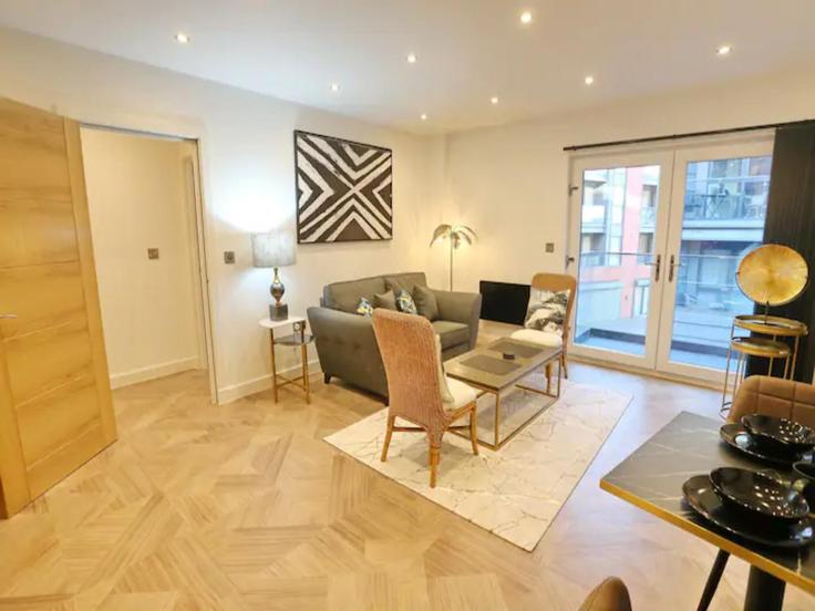 Elegante sala de estar con mobiliario moderno en un apartamento en Building Blackfriars Road - passthekeyss - 1223656 - LON en City of Salford, Salford Elegante sala de estar con mobiliario moderno en un apartamento en Building Blackfriars Road - passthekeyss - 1223656 - LON en City of Salford, Salford