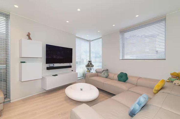 Sala de estar elegantemente projetada com móveis modernos em um apartamento no Building Kings Terrace - passthekeyss - 1377132 em London Borough of Hounslow, Isleworth
