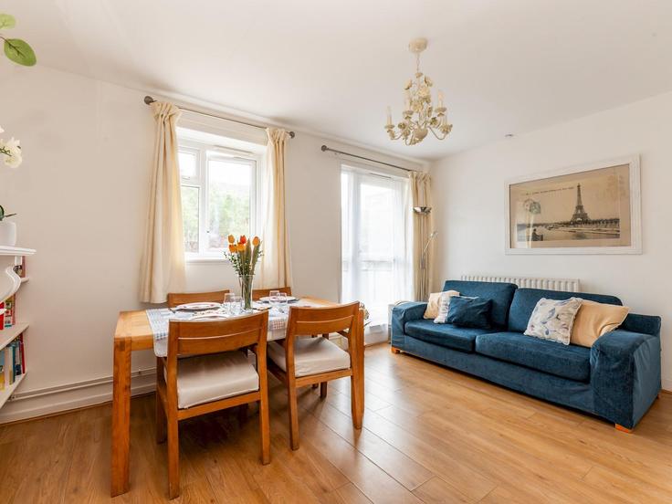 Building Woolwich Church Street - passthekeyss - 1262994 - LON adresindeki bir dairede modern mobilyalarla zarif bir şekilde tasarlanmış oturma odası Royal Borough of Greenwich, London