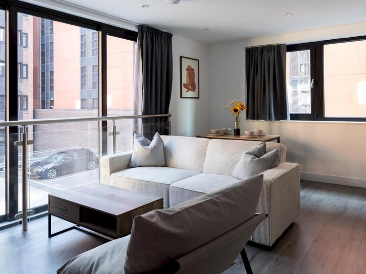 Sala de estar elegantemente projetada com móveis modernos em um apartamento no Building Brayford Wharf North - passthekeyss - 1332609 em Lincoln District, Lincoln