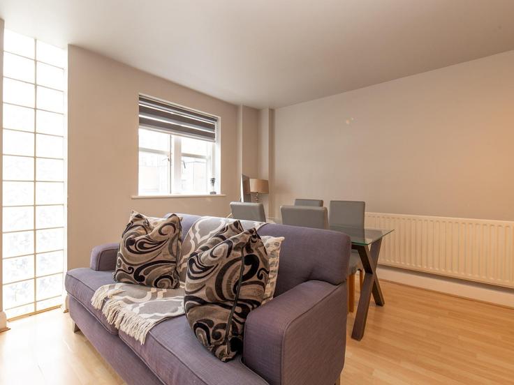 Elegant gestaltetes Wohnzimmer mit moderner Einrichtung in einer Wohnung im Building Redan Place - passthekeyss - 1296598 - LON in City of Westminster, London