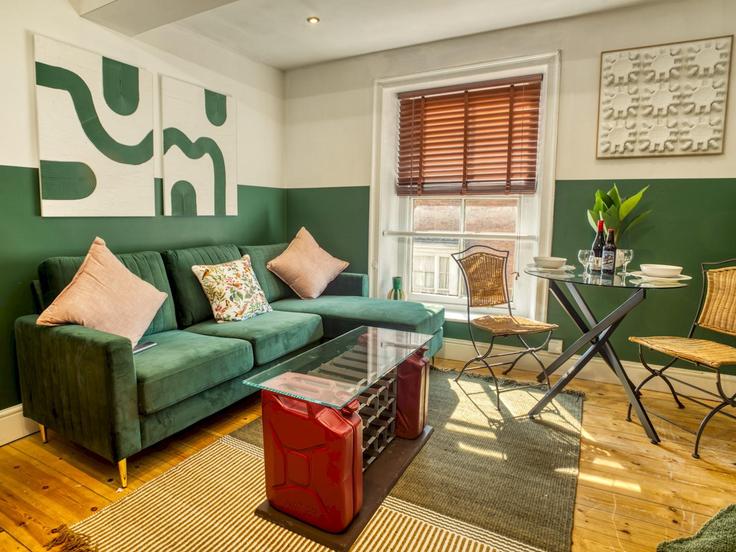 Sala de estar elegantemente projetada com móveis modernos em um apartamento no Building Steep Hill - passthekeyss - 1258958 - LON em Lincoln District, Lincoln Sala de estar elegantemente projetada com móveis modernos em um apartamento no Building Steep Hill - passthekeyss - 1258958 - LON em Lincoln District, Lincoln