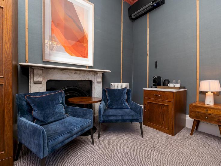 Sala de estar elegantemente projetada com móveis modernos em um apartamento no Building Milsom Street - passthekeyss - 1303404 - LON em Bath, Bath