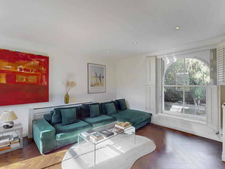 Sala de estar elegantemente projetada com móveis modernos em um apartamento no Building Shepperton Road - passthekeyss - 1310240 - LON em London Borough of Islington, London