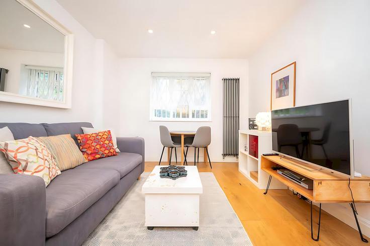London London Borough of IslingtonのBuilding Downham Road - passthekeyss - 1255267 - LONのアパートメントにある、モダンな家具を備えたエレガントなデザインのリビングルーム London London Borough of IslingtonのBuilding Downham Road - passthekeyss - 1255267 - LONのアパートメントにある、モダンな家具を備えたエレガントなデザインのリビングルーム