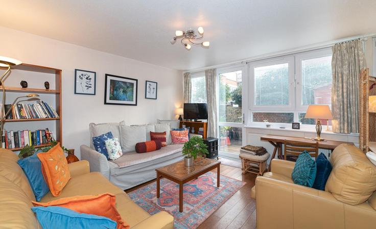 Salle de séjour élégante avec mobilier moderne dans un appartement à Building Battersea Bridge Road - passthekeyss - 1369404 à London Borough of Wandsworth, London