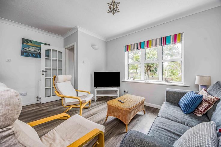 Building Elmstead Gardens - passthekeyss - 1303959 - LON adresindeki bir dairede modern mobilyalarla zarif bir şekilde tasarlanmış oturma odası Chichester District, Chichester